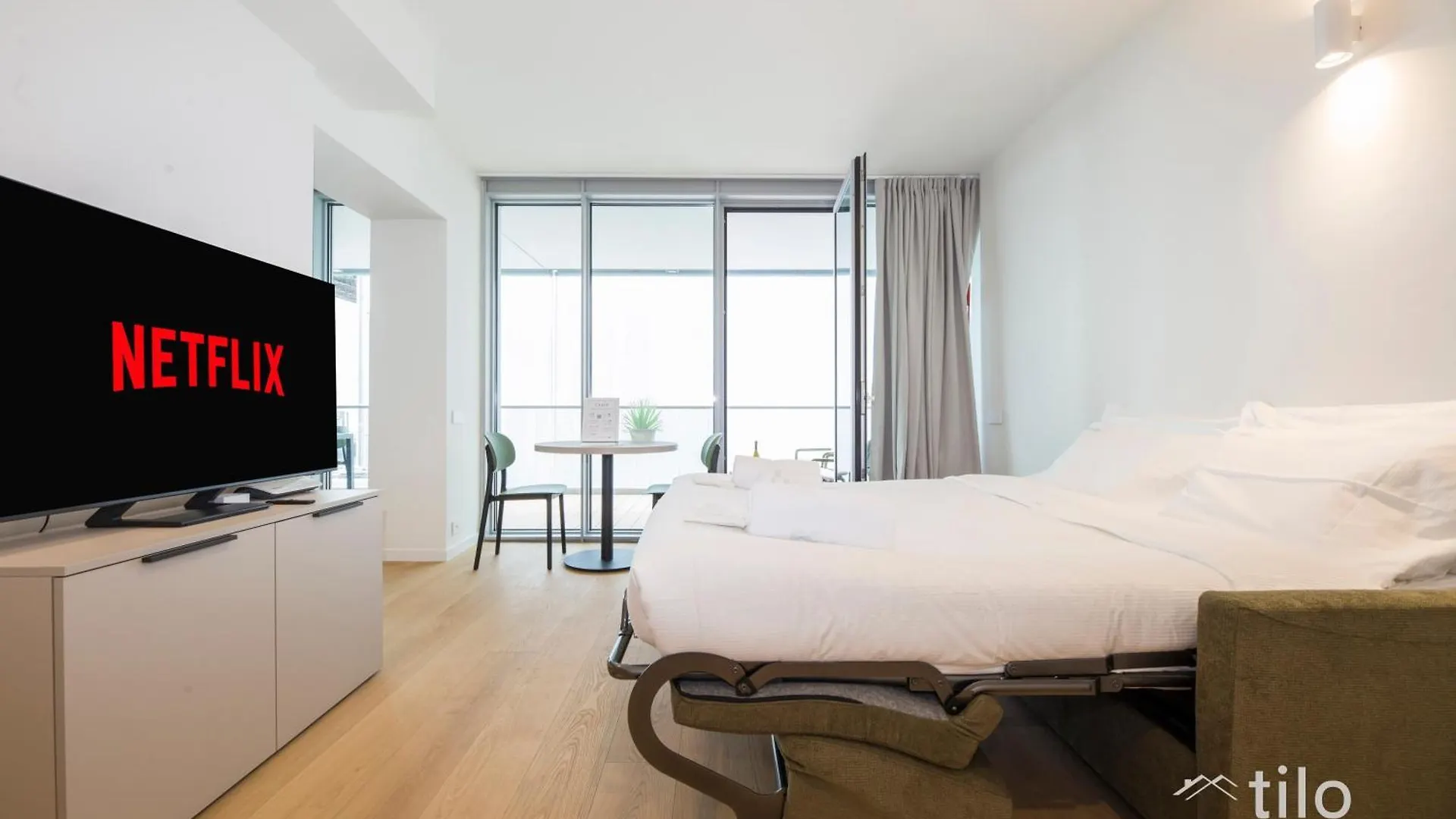 Waterfront Luxury Studio, Free Parking, Ac, Netflix & Wifi By Tilo Lux Janov
